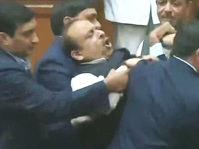 Videos : बीजेपी विधायक विजेंद्र गुप्ता को मार्शल ने सदन से बाहर निकाला