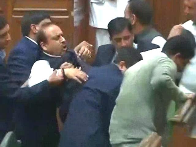 Video : BJP's Vijender Gupta Marshalled Out of Delhi Assembly