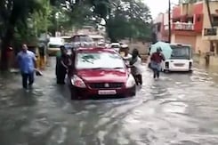 बारिश से बेहाल चेन्नई में पिछले सौ सालों का रिकॉर्ड टूटा बारिश से बेहाल चेन्नई में पिछले सौ सालों का रिकॉर्ड टूटा