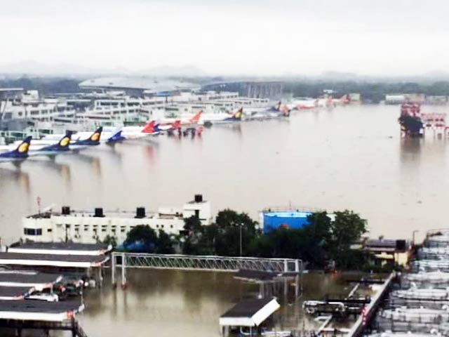 भारी बारिश से चेन्‍नई एयरपोर्ट हुआ जलमग्‍न, गुरुवार सुबह तक किया गया बंद