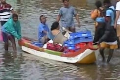 चेन्नई में तबाही के निशान, राहत और बचाव कार्य ज़ोरों पर चेन्नई में तबाही के निशान, राहत और बचाव कार्य ज़ोरों पर