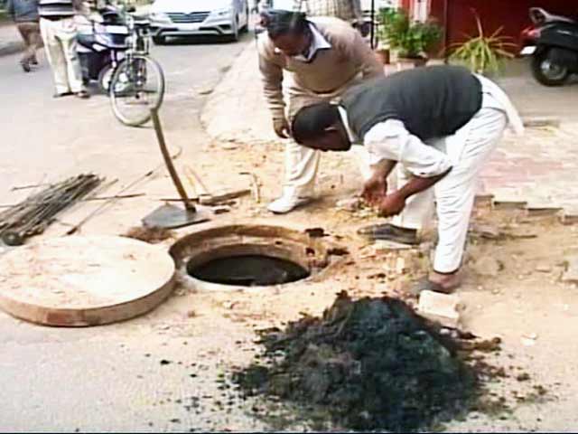 बनेगा स्वच्छ इंडिया : सीवेज कर्मचारियों के लिए सुरक्षा की कमी