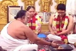 चेन्नई में बाढ़ : शादी के लिए दुल्हा नाव पर सवार होकर आया चेन्नई में बाढ़ : शादी के लिए दुल्हा नाव पर सवार होकर आया