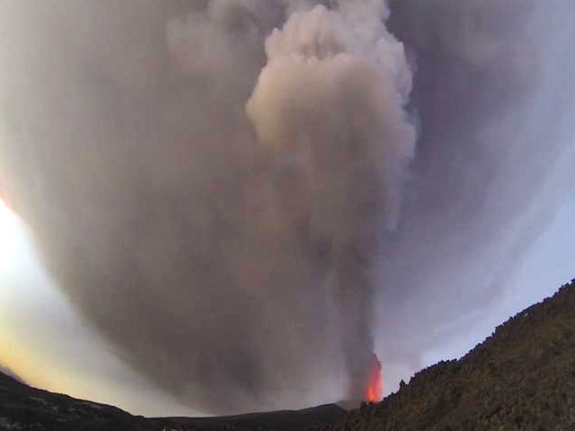 Stunning Time Lapse of Mount Etna Erupting Stunning Time Lapse of Mount Etna Erupting