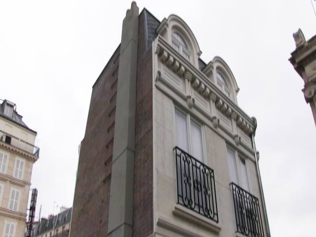 पेरिस के बीचोंबीच खड़ा है पिघलता हुआ मकान