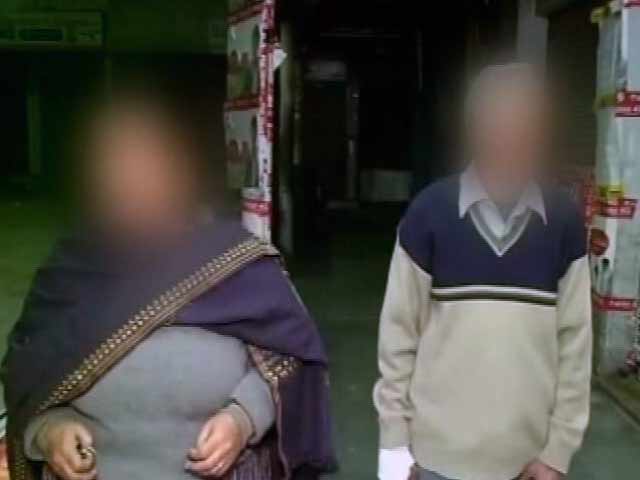 कैमरे में कैद : चंडीगढ़ में बुजुर्ग दंपति को वह मारता रहा लगातार थप्पड़