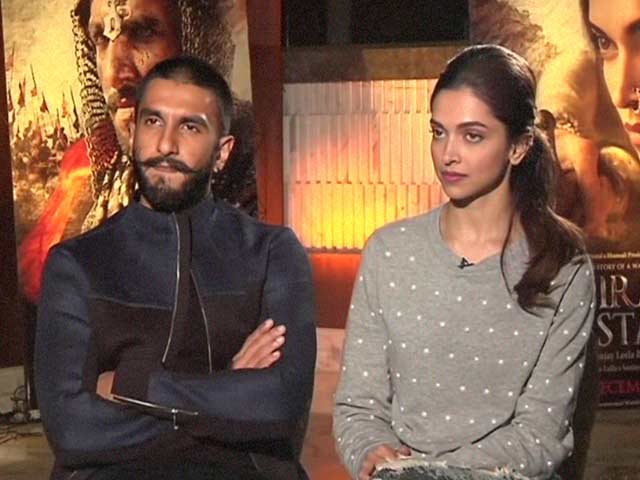 Video : Deepika's Reaction to Ranveer's Quirky Airport Fashion is 'Yay'