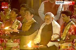 PM Modi, Shinzo Abe Make Offerings to Ganga in Varanasi PM Modi, Shinzo Abe Make Offerings to Ganga in Varanasi