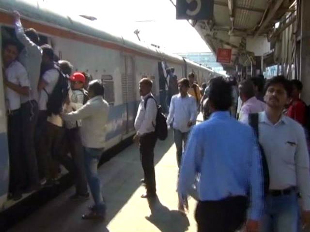 मुंबई लोकल ट्रेन में 70 साल की बुजुर्ग महिला से रेप की कोशिश