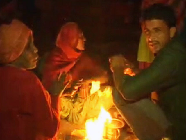 शकूरबस्ती में झुग्गियां गिराईं : ठिठुरती ठंड में काटी लोगों ने रात