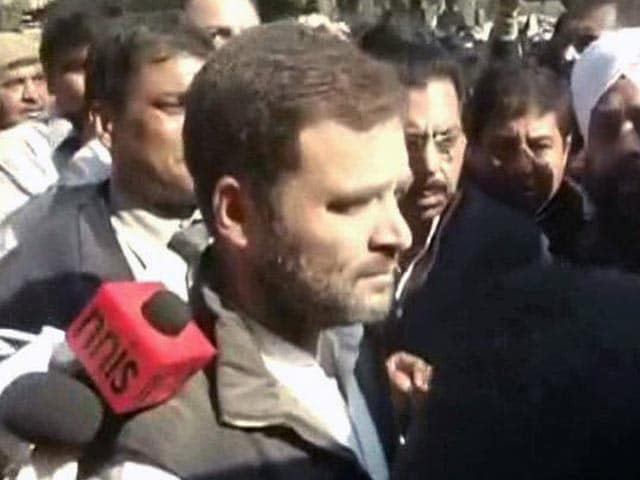 Video : शकूरबस्ती के लोगों से मिलने पहुंचे राहुल गांधी, बोले, मैं साथ हूं