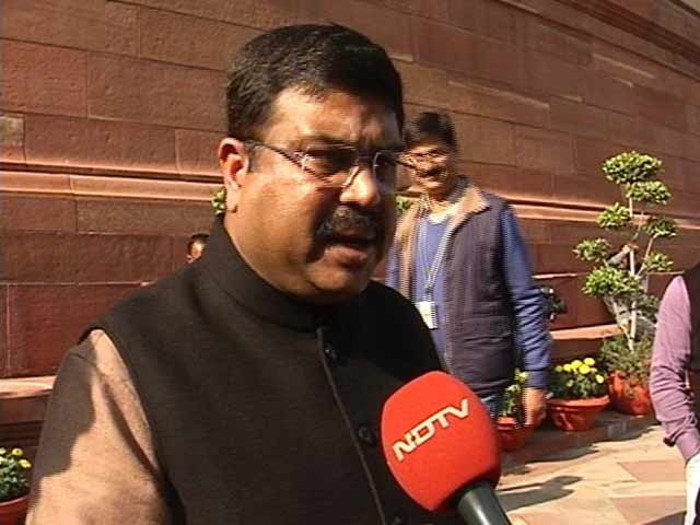 धर्मेंद्र प्रधान ने दिए पेट्रोल के दाम घटाने के संकेत