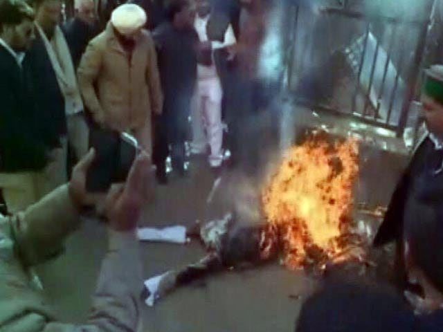Video : शिमला : पुतला जलाने गए कांग्रेस कार्यकर्ता खुद ही आए आग की चपेट में