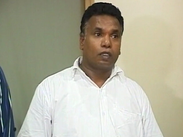 ट्रैफिक पुलिस कर्मियों ने शराबी ड्राईवर को पीटा और सड़क पर छोड़ दिया