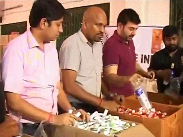 Video : Actor Arvind Swamy Plays Chennai Flood Relief Volunteer In Real Life