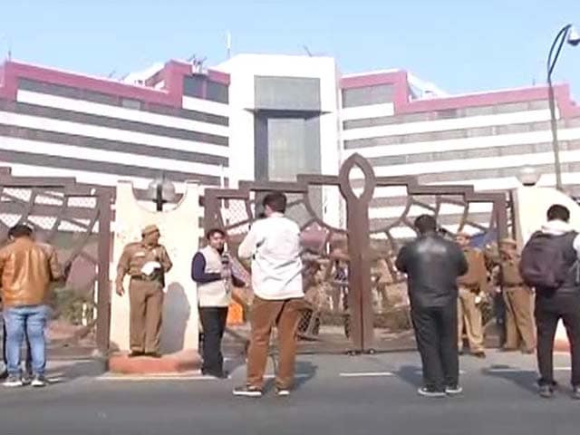 Video : दिल्‍ली सचिवालय पर सीबीआई की छापेमारी, केजरीवाल ने साधा पीएम पर निशाना