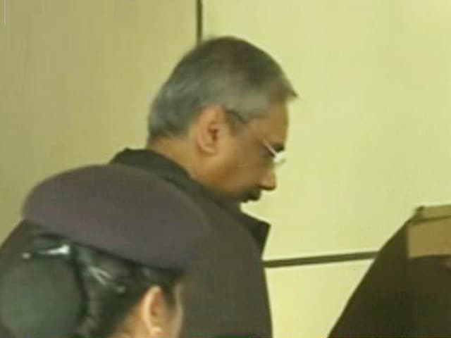 Videos : सीबीआई दफ्तर में केजरीवाल के प्रधान सचिव राजेंद्र कुमार से पूछताछ