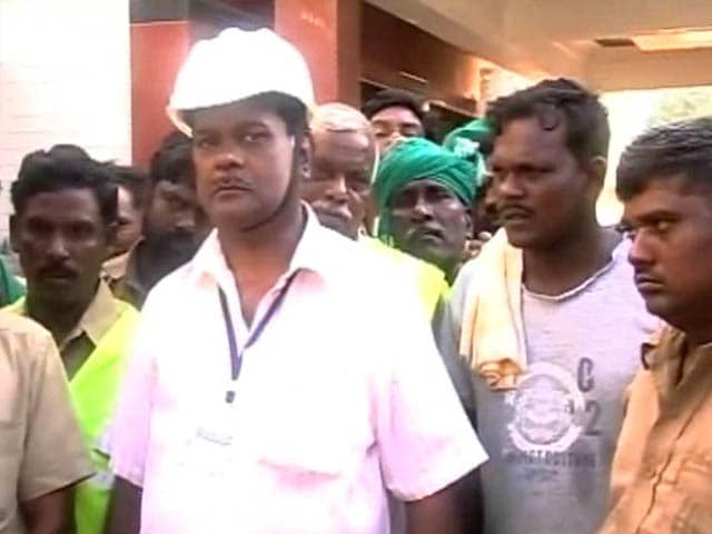 Video : Rajinikanth's Superstar Gesture, Opens Up His Wedding Hall For Workers