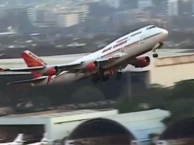 मुंबई एयरपोर्ट पर दर्दनाक हादसा, इंजन की चपेट में आया शख्स