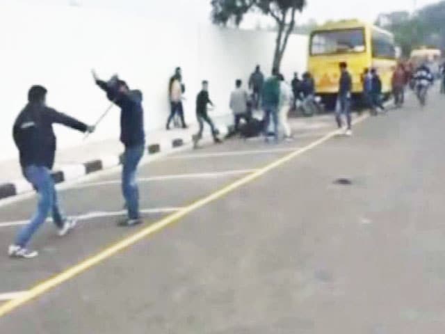 Videos : सिक्किम से आए छात्रों की बीच सड़क पर रॉड और लाठी से पिटाई