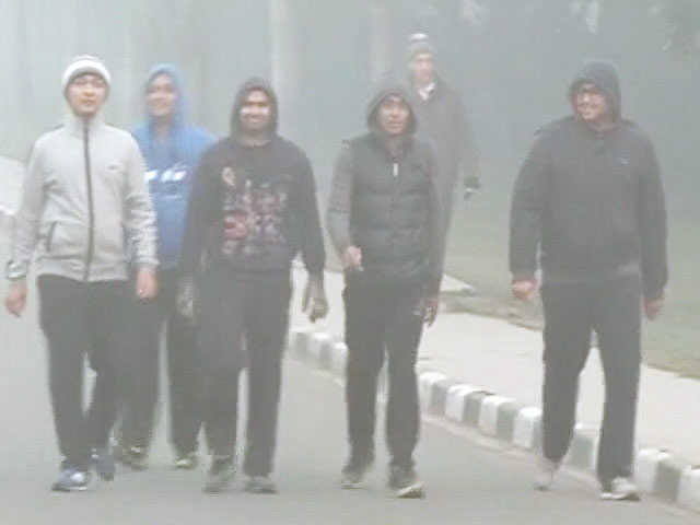 पूरा उत्तर भारत कोहरे की चपेट में, ट्रेनों और हवाई उड़ानों पर असर