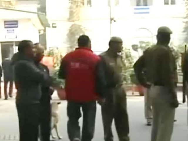 Videos : सोनिया-राहुल गांधी की पेशी के चलते पटियाला हाउस कोर्ट में सुरक्षा कड़ी
