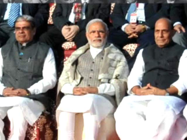 'रण' में पीएम मोदी, आला पुलिस अफसरों के साथ बैठक से पहले योग अभ्यास