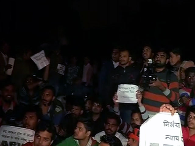 निर्भया केस का नाबालिग दोषी रिहा, नाराज लोगों ने किया विरोध प्रदर्शन