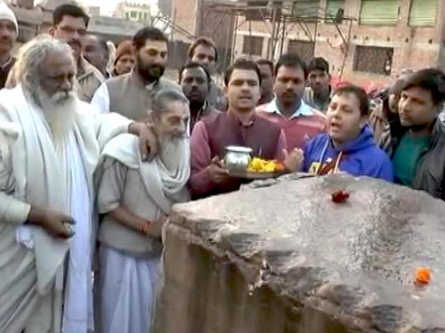 अयोध्या में ट्रक भरकर लाए गए पत्थर, राम मंदिर के लिए हुआ शिलापूजन