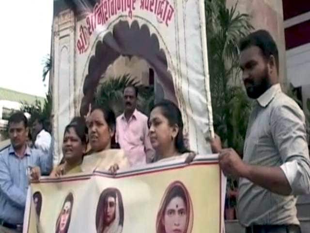Videos : शनि शिंगणापुर में महिलाओं पर प्रतिबंध के खिलाफ उठने लगी आवाज