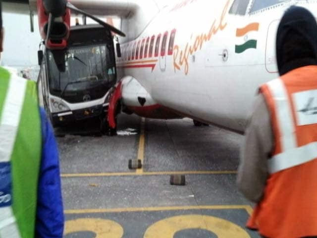 Videos : कोलकाता एयरपोर्ट पर एयरइंडिया के विमान से बस टकराई
