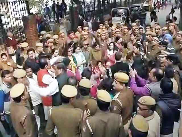 Videos : दिल्ली विधानसभा के बाहर बीजेपी का विरोध प्रदर्शन