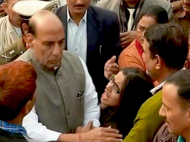 हर बार हमारी फैमिली क्यों रोती है : राजनाथ से पूछा सवाल