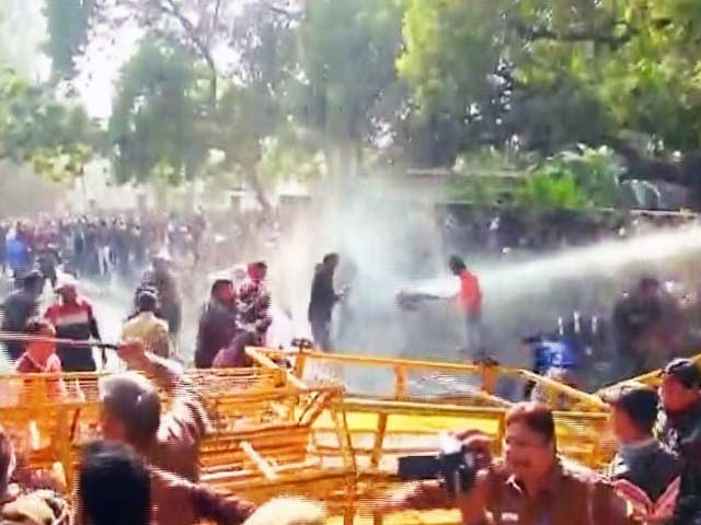 सीएम केजरीवाल के घर अस्‍थायी टीचरों का प्रदर्शन, पुलिस ने चलाई वाटर कैनन