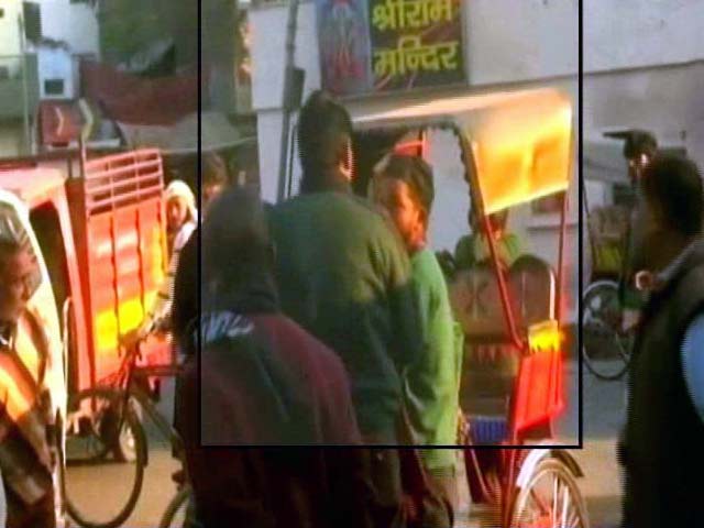 Video : कमज़ोर पर कुर्सी का रौब - अधिकारी ने की रिक्शा चालक की पिटाई