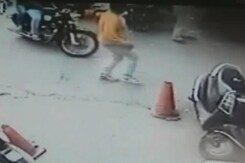 दिल्ली : बदमाशों ने पुलिस पर चलाई गोली दिल्ली : बदमाशों ने पुलिस पर चलाई गोली