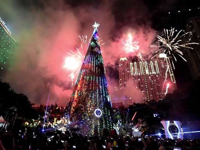 Video : Indonesia Marks Christmas with Fireworks Display