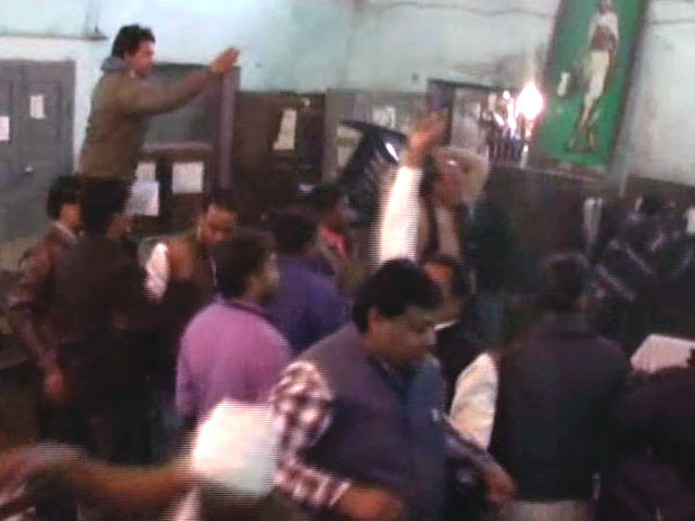 बुलंदशहर पालिका बोर्ड की बैठक में जमकर बवाल, सड़क तक पहुंची मारपीट