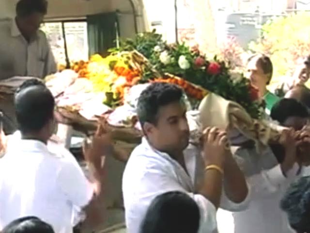 साधना की अंतिम विदाई में बॉलीवुड से चंद लोग ही पहुंचे