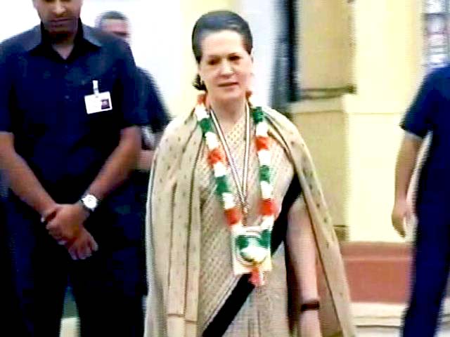 Videos : सोनिया गांधी के अध्यक्ष बनने पर सवाल उठाए 'कांग्रेस मुखपत्र' में
