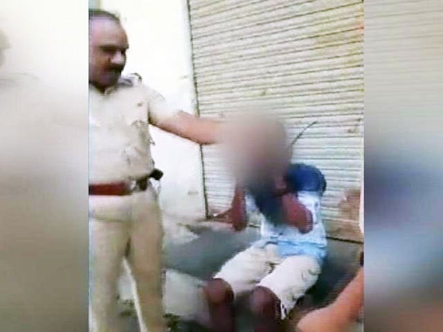 Videos : पुलिस ने की लड़के की पिटाई और लड़की के साथ बदसलूकी