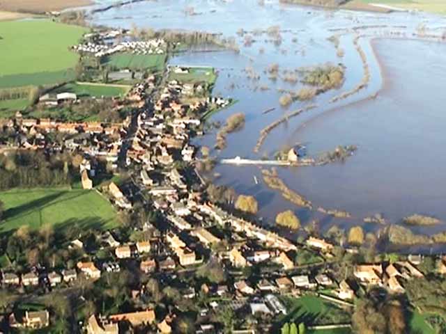 Video : Aerial Pictures Show Extensive Flooding in Britain