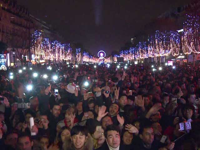 Video : Paris Welcomes in New Year After Fireworks Cancelled