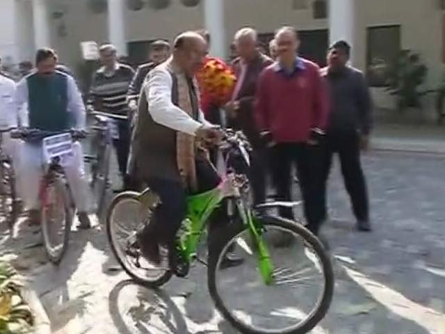 Delhi BJP Leader Vijay Goel Cycles To Work