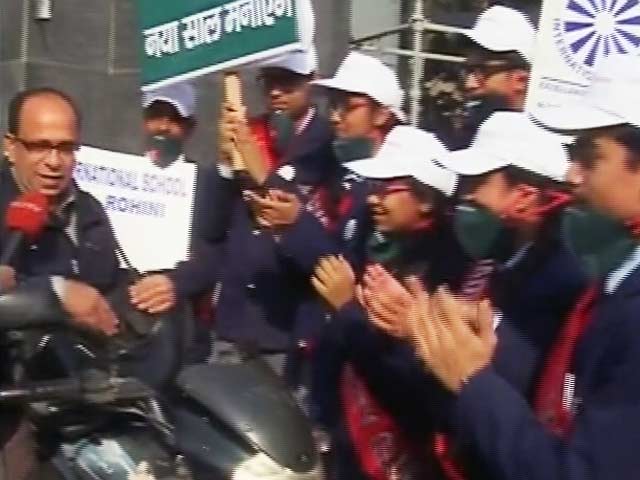 पहले ग़लती, फिर सुधार : बच्‍चों के समझाने पर कार छोड़ी, बाइक पर निकले