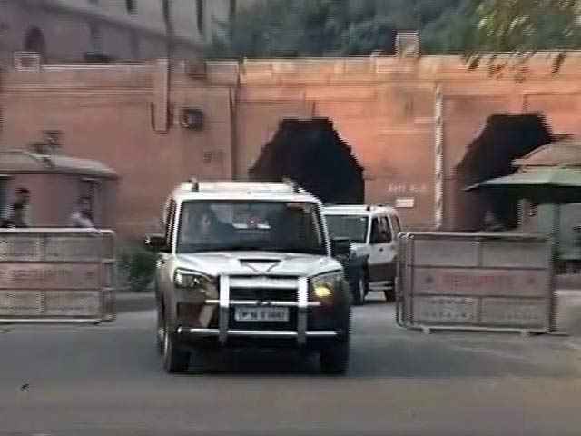 Videos : पठानकोट हमला : रक्षा मंत्री पर्रिकर ने सेना प्रमुखों और NSA के साथ की उच्चस्तरीय बैठक