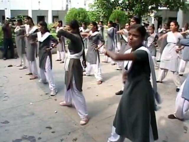 शोहदों को सबक सिखाने की तैयारी, यूपी में लड़कियों को सेल्फ डिफेंस की ट्रेनिंग
