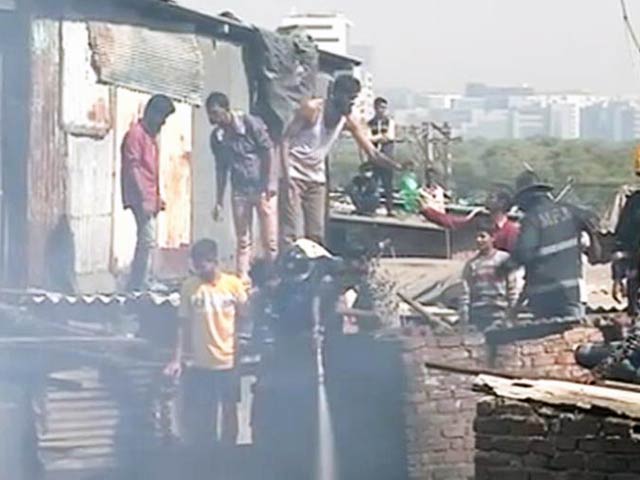 Videos : मुंबई: माहिम की झुग्गियों में लगी आग