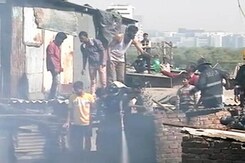 मुंबई: माहिम की झुग्गियों में लगी आग मुंबई: माहिम की झुग्गियों में लगी आग