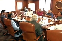 क्या जल्द होंगे सेंसर बोर्ड में सुधार? जेटली से मिले नई कमेटी के सदस्य क्या जल्द होंगे सेंसर बोर्ड में सुधार? जेटली से मिले नई कमेटी के सदस्य